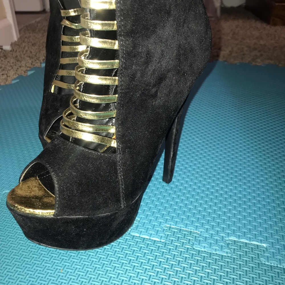 Cute Toe-Out Booties! - Picture 2 of 7